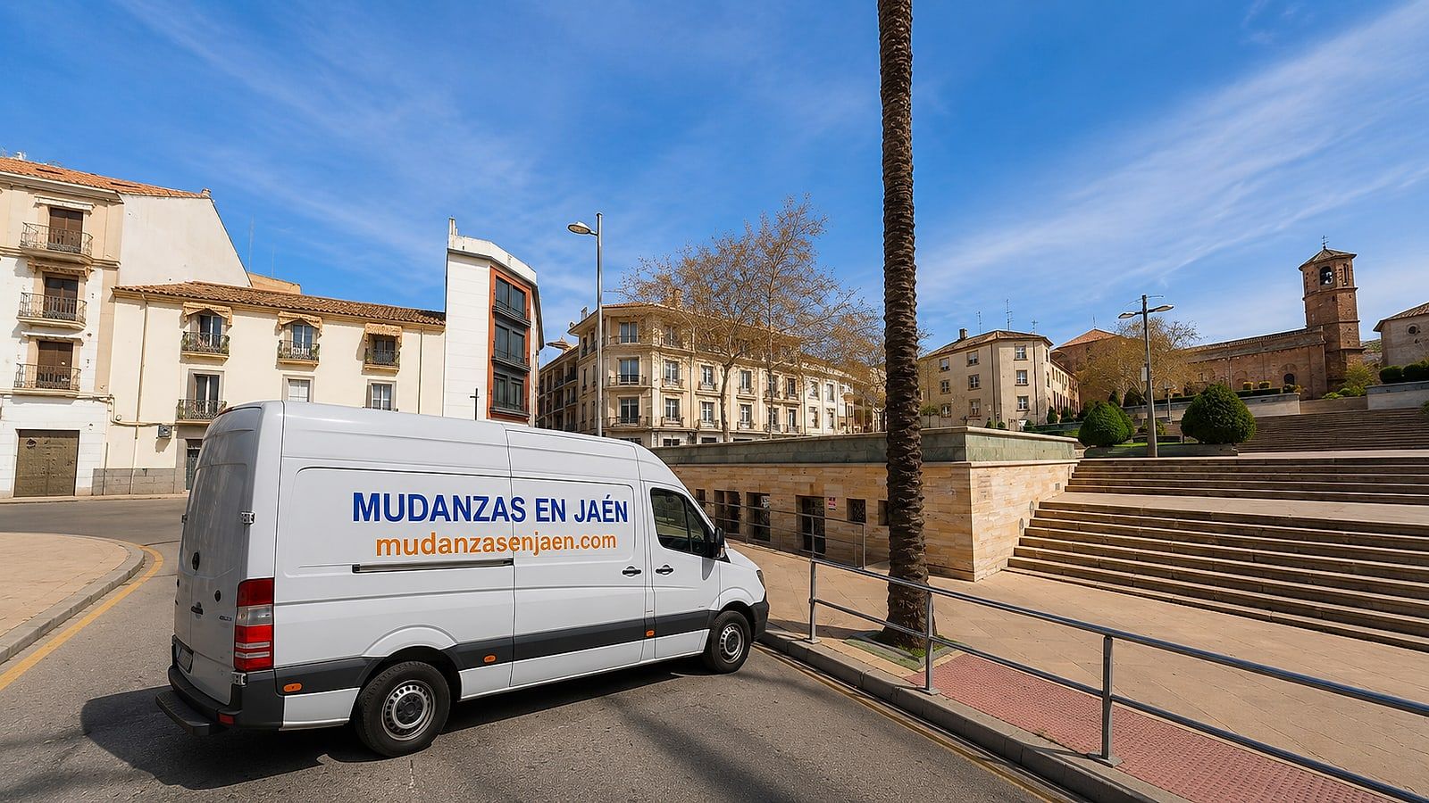 Furgón de Mudanzas en Jaén aparcado en la plaza del Ayuntamiento de Linares