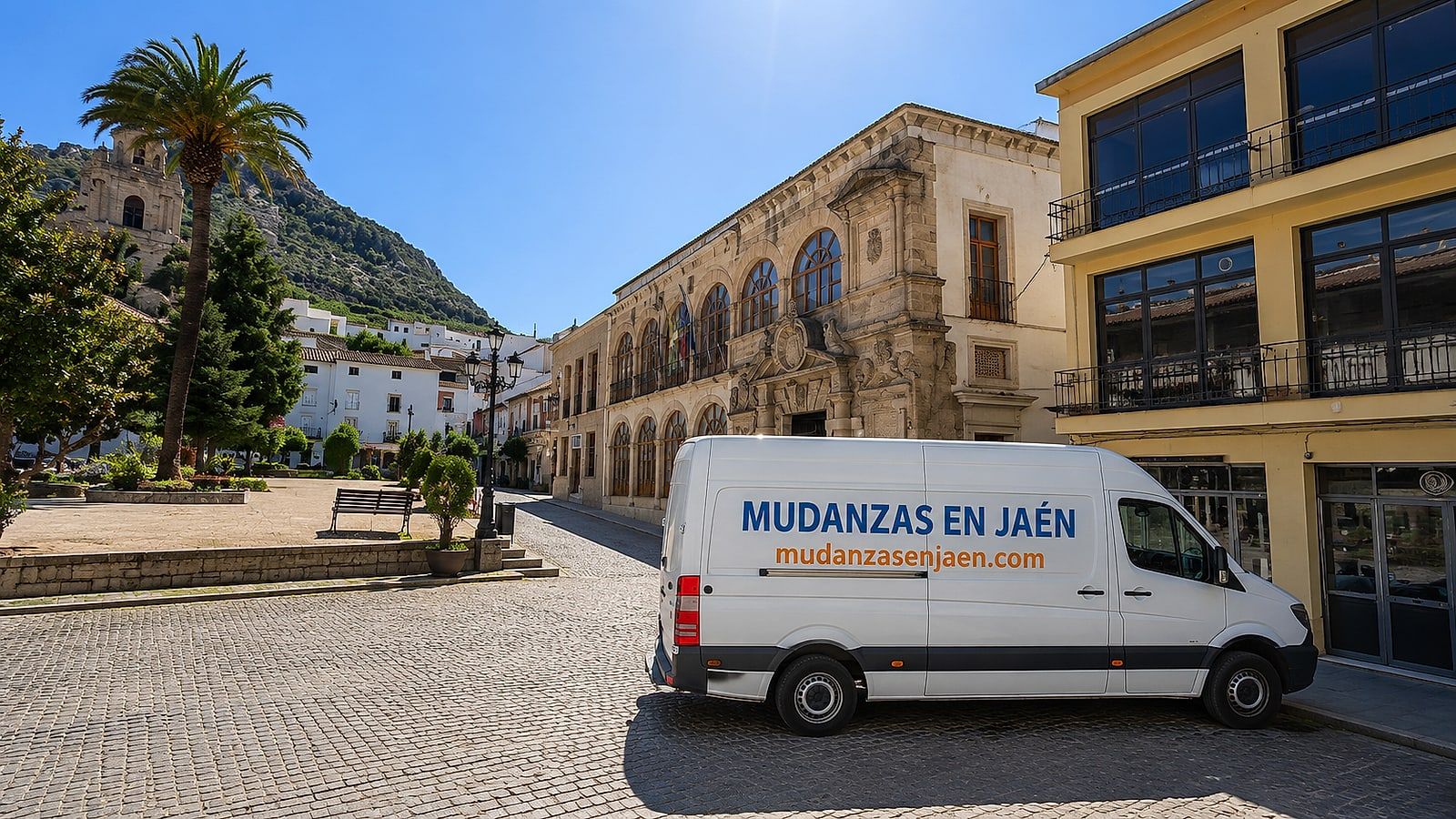 Furgón de Mudanzas en Jaén aparcado en la plaza de la Constitución de Martos, con la Peña al fondo